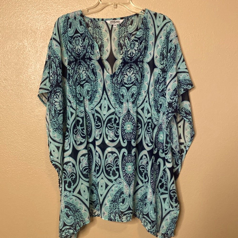 Lightweight airy top. Raglan sleeves. Slightly gathered. Size M. Runs large.